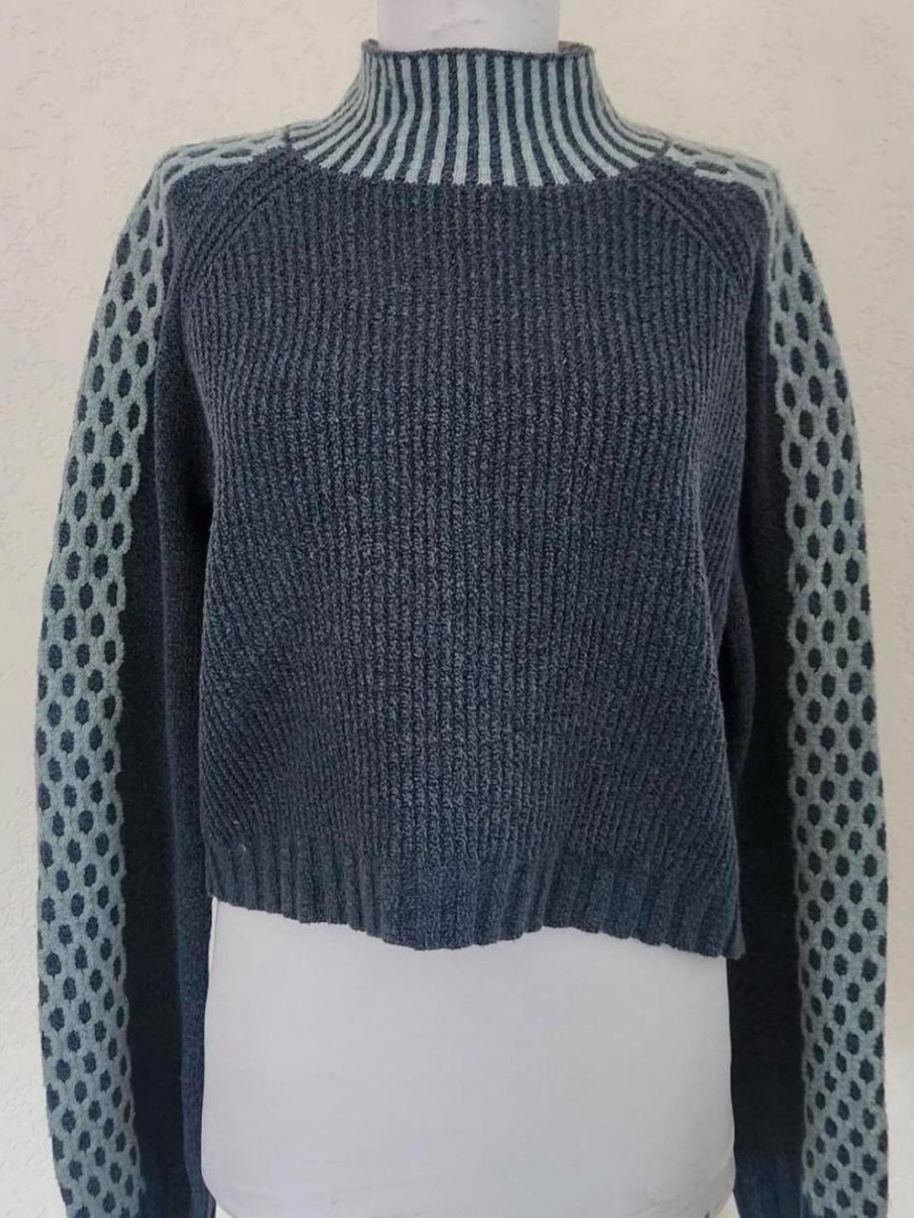 Blue and white knit sweater in great condition size large